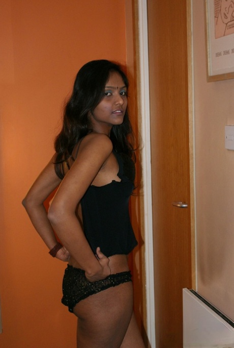 Divya Yogesh porno modello img