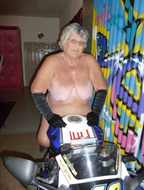 vecchia brutta nonna fa sesso caldo img