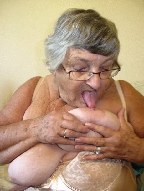 nonna sexy pelosa adulto libero immagine