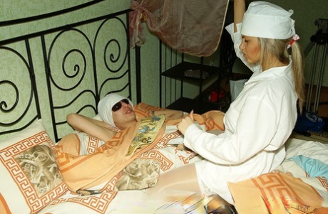 vecchia donna fumatrice in veranda erotico caldo fotografie