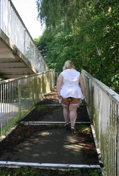 nonna con grandi tette magra squirta in gola profonda bello caldo foto