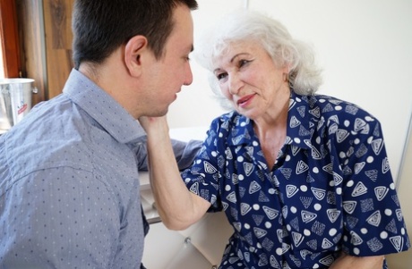 nonna con grandi tette sesso dei nudi Immagine