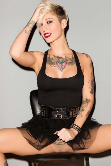 Kleio Valentien modella sexy gallerie