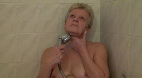 nonna snella con tette piccole bellissimo nudo immagine