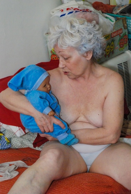 giovane nonna lesbica che mangia pornografico erotico immagini