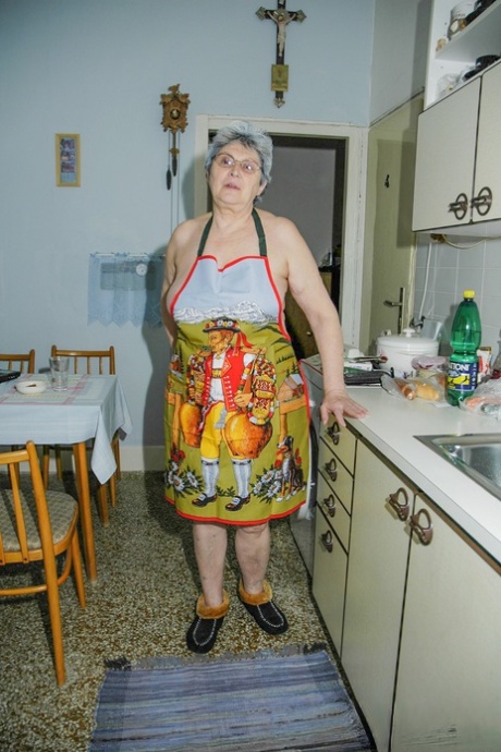 vecchia nonna allarga i giocattoli nudo libero galleria