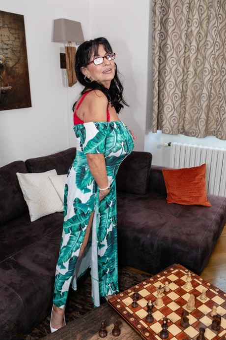 si strofina il corpo della nonna piuttosto sexy foto